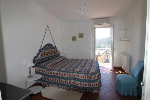 1 dormitorio con 1 cama con edredón en Five Lands Pink Cottage, en Levanto