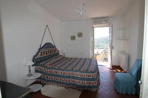 sypialnia z łóżkiem z kołdrą w obiekcie Five Lands Pink Cottage w mieście Levanto