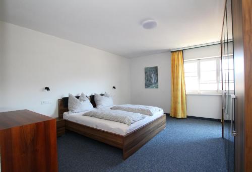 sypialnia z łóżkiem i oknem w obiekcie Ferienwohnung Wolfsberg w mieście Reutte