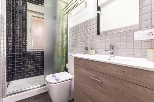 ein Badezimmer mit Toilette, Waschbecken und Dusche in der Unterkunft Súpercéntrico Santander in Santander