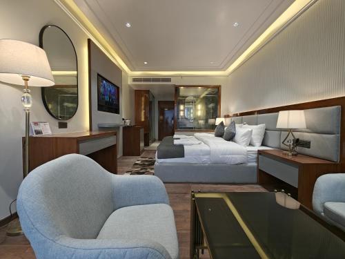 une chambre d'hôtel avec deux lits et un miroir dans l'établissement The Mirage Simla, à Shimla
