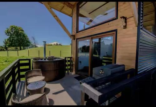a view of a house with a hot tub and a grill at Tiny House Licarayén con Tinaja caliente in Puerto Varas