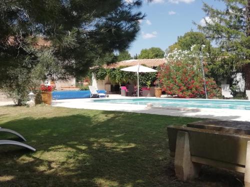 une piscine dans la cour d'une maison dans l'établissement Gîte Emma, à Mouriès
