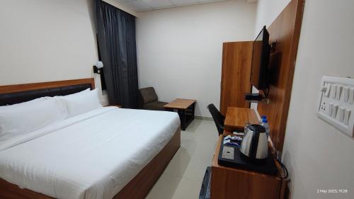a hotel room with a bed and a television at Ai 360 Degree Hotel Lansdowne in Lansdowne