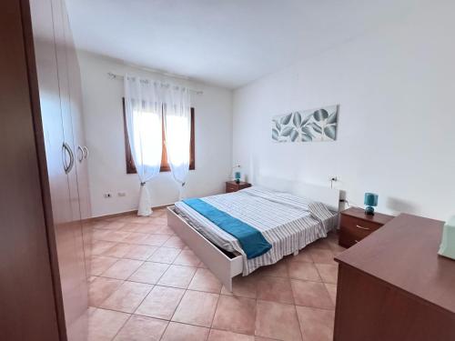 Habitación blanca con cama y ducha en Casa da Gió, en Lu Lioni