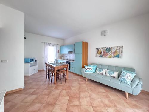 una sala de estar con un sofá y una mesa en Casa da Gió, en Lu Lioni