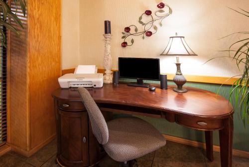 Televisyen dan/atau pusat hiburan di Days Inn by Wyndham Clinton