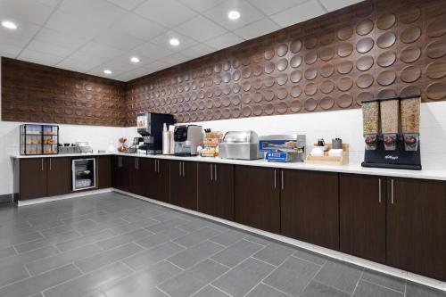 Η κουζίνα ή μικρή κουζίνα στο Wingate by Wyndham Savannah Gateway