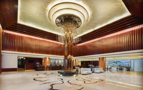 a lobby with a chandelier in a building at Kunming Golden Eagle Summit Hotel in Kunming