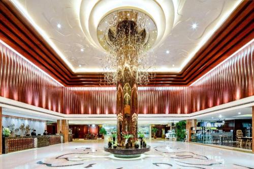 a large lobby with a large chandelier in the middle at Kunming Golden Eagle Summit Hotel in Kunming