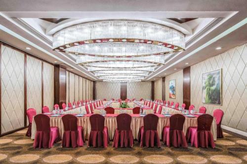 a conference room with a long table and chairs at Kunming Golden Eagle Summit Hotel in Kunming