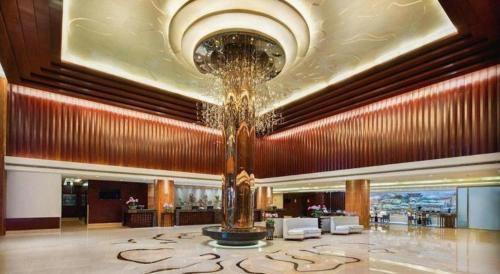 a lobby with a fountain in the middle of a building at Kunming Golden Eagle Summit Hotel in Kunming