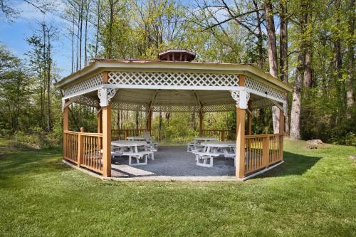 a gazebo with picnic tables in a yard at Quality Inn Andrews in Andrews