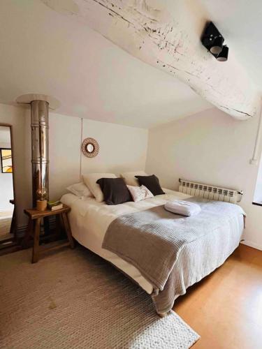 une chambre avec un grand lit avec un plafond dans l'établissement Le petit paradis cévenol - piscine & salle de sport, à Notre-Dame-de-la-Rouvière