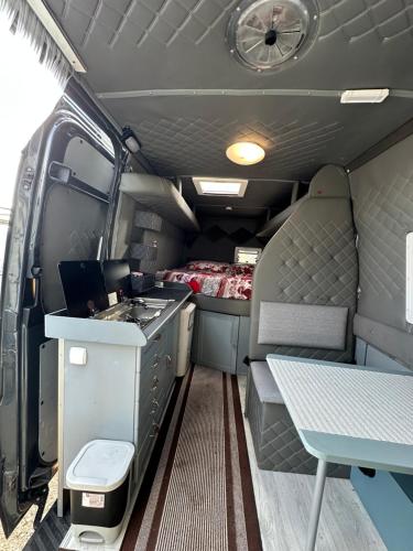 Zona d'estar a Rent van Luxury Sprinter