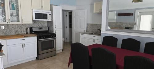 Kuchyň nebo kuchyňský kout v ubytování Charming Atlanta Home