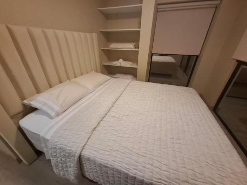 a bed with white sheets and pillows in a room at Relajar y trabajar en Miraflores in Lima