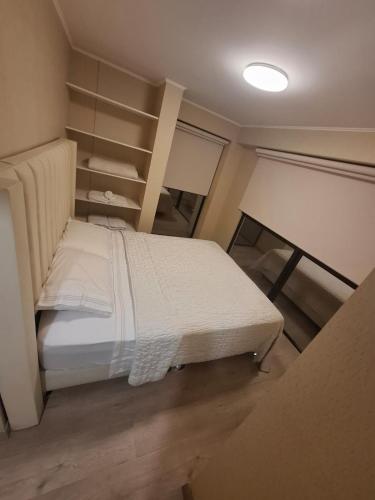 a bedroom with a white bed in a room at Relajar y trabajar en Miraflores in Lima