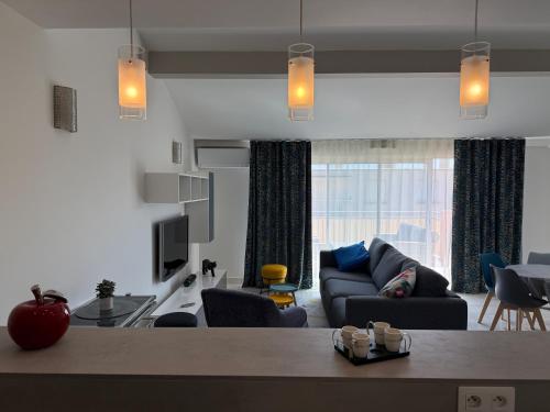 un salon avec un canapé et une table dans l'établissement Tout à pied & farniente ! Appartement lumineux avec terrasse, à Sainte-Maxime