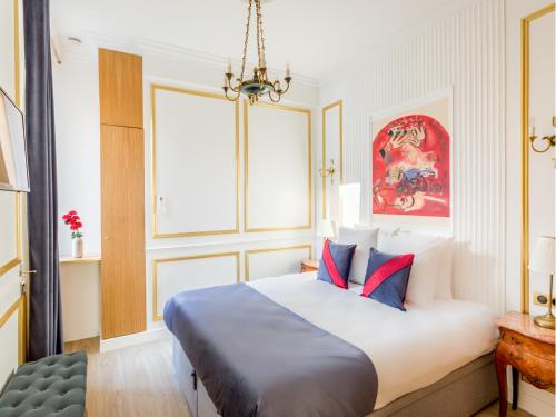 une chambre avec un grand lit et une fenêtre dans l'établissement Merveil - Luxury Suite - Louvre - Opera II, à Paris