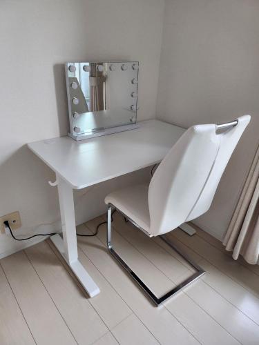 a white desk with a chair and a mirror at 水族館に近いゆったり別荘-Ent Terrace Okinawa in Motobu