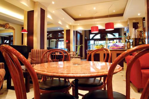 a dining room with a table and chairs at Emporio Reforma in Mexico City
