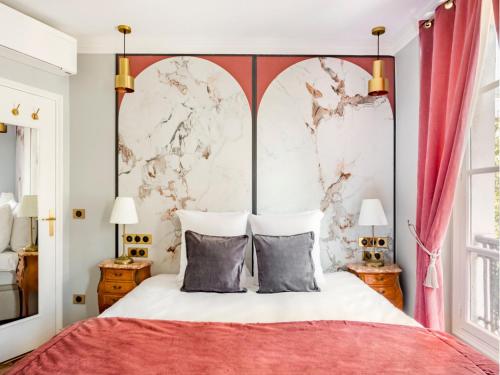 - une chambre dotée d'un lit rouge et blanc avec deux oreillers dans l'établissement Merveil - Luxury Suite - Marais - Antoine II, à Paris