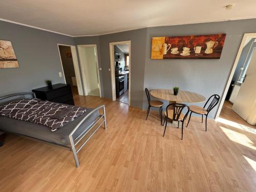 una camera da letto con un letto, un tavolo e delle sedie di Möblierte Wohnung im Zentrum Ottersbergs für Monteure und geschäftlich Reisende LS13 OGR a Ottersberg