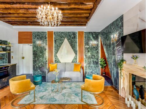 - un salon avec un canapé et un lustre dans l'établissement Merveil - Luxury Suite - Marais - Antoine II, à Paris
