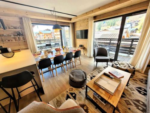 un grand salon avec une table et des chaises dans l'établissement Chalet 1839 - Emplacement idéal entre centre et pistes MAE-2413, aux Gets