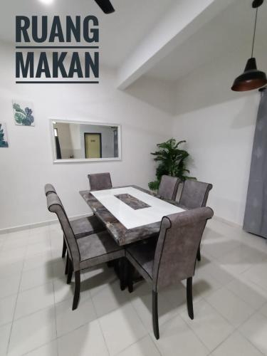 a dining room with a table and chairs at Dsyaf Idaman Homestay in Jasin