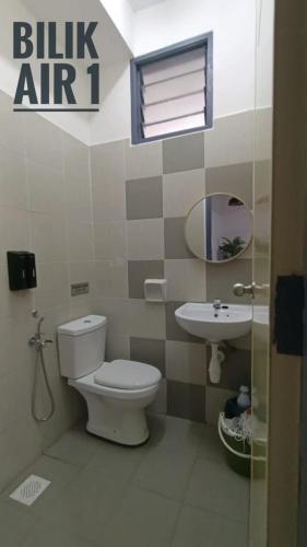 a bathroom with a toilet and a sink at Dsyaf Idaman Homestay in Jasin