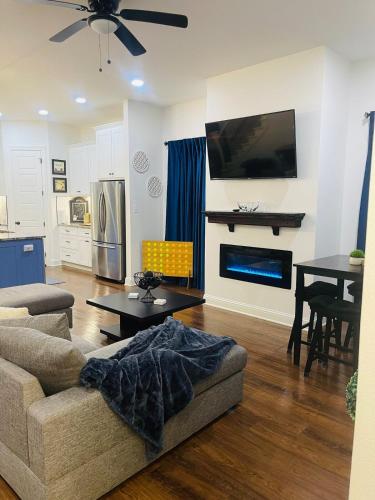 Μια τηλεόραση ή/και κέντρο ψυχαγωγίας στο GGI Retreat Modern Texas Style Home