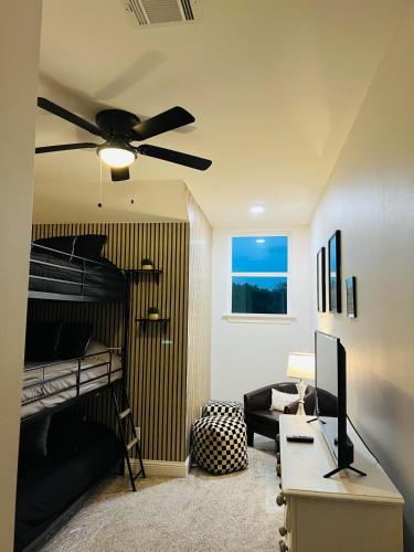 Μια τηλεόραση ή/και κέντρο ψυχαγωγίας στο GGI Retreat Modern Texas Style Home
