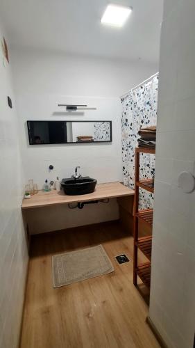A television and/or entertainment centre at Come.in