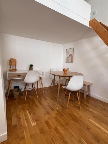 une salle à manger avec une table et deux chaises dans l'établissement Le Carré D'Opéra, à Marseille
