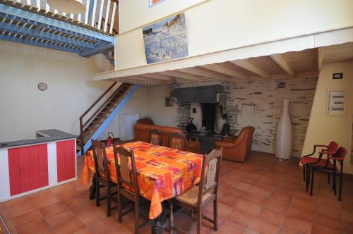 une cuisine et une salle à manger avec une table et des chaises dans l'établissement gîte ERZIWEZH, à Sainte-Marie