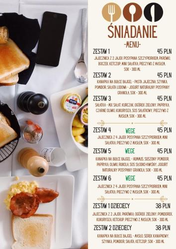 een tafel met een menukaart en wat eten erop bij D Apartments Centrum Powietrze in Białystok