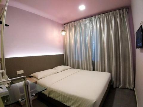 Ένα ή περισσότερα κρεβάτια σε δωμάτιο στο Hotel Nur Temerloh PLT