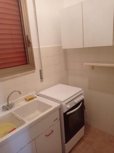 Dapur atau dapur kecil di Villetta FlamingoBeach Morghella