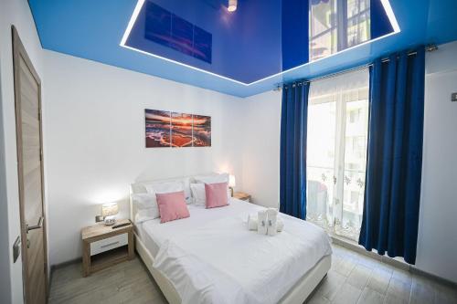 En eller flere senge i et værelse på Sophie Apartment Spa n Pool beach Resort