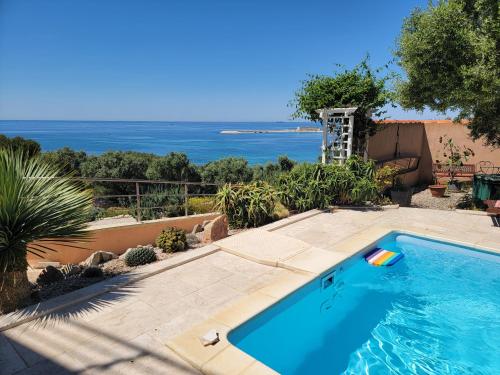 une piscine avec vue sur l'océan dans l'établissement Séjour détente pour toute la famille, à Martigues