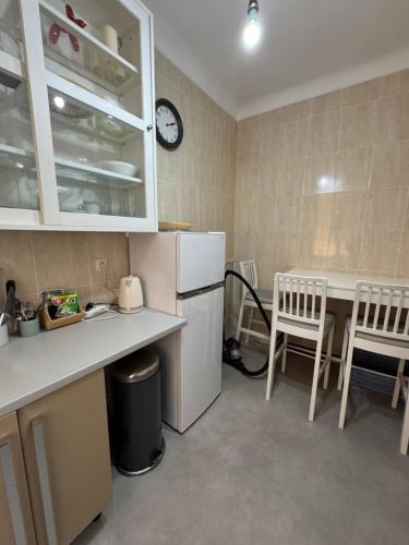 Il comprend une cuisine équipée d'un réfrigérateur, d'une table et d'une horloge. dans l'établissement Welcome1, à Beausoleil