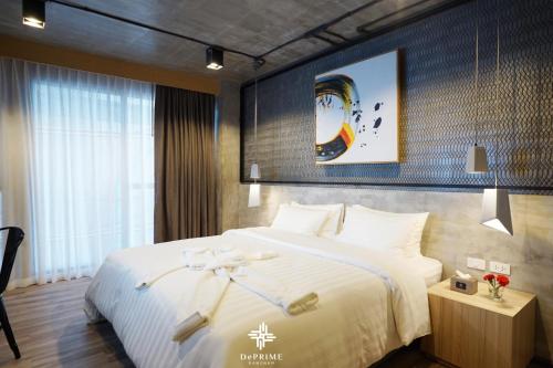 Ein Bett oder Betten in einem Zimmer der Unterkunft De Prime Rangnam Hotel