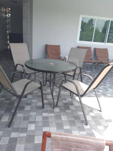 a table and chairs sitting in a room at p&d รีสอร์ท อำเภอกุดชุม in Ban Kham Nam Sang