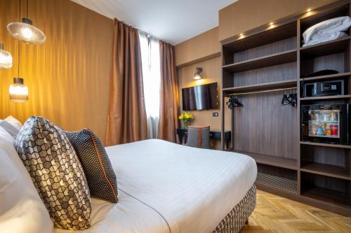 a hotel room with a bed and a television at Hotel Duomo Firenze in Florence