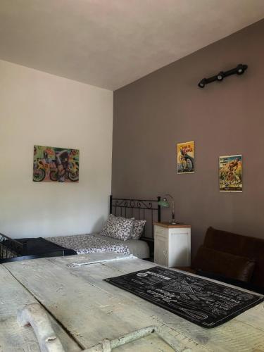 ヴァレンツァにあるCà del Prete country room by Cà degli Oviのベッドとソファのある寝室