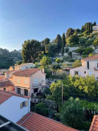 マントンにあるStudio de charme proche gareの家並木の町並み
