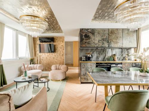 un salon avec une table et des chaises dans l'établissement Merveil - Luxury Suite - Tour Eiffel - Fremicourt, à Paris