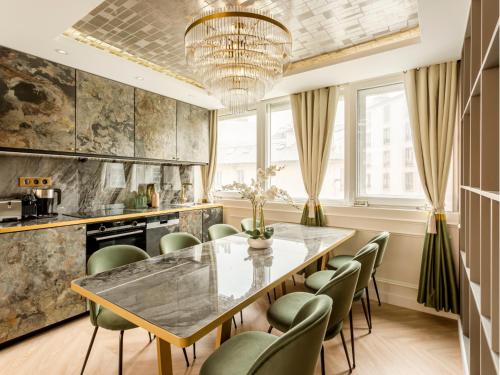 une salle à manger avec une table et des chaises dans l'établissement Merveil - Luxury Suite - Tour Eiffel - Fremicourt, à Paris